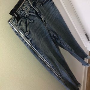 Boyfriend jean with zipper down the side!